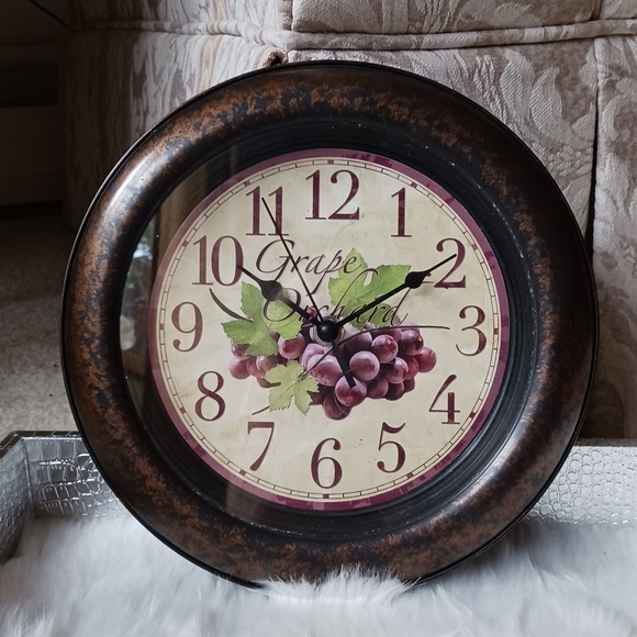 Numerical Wall Clock with Grapes Design - Picture 3 of 12
